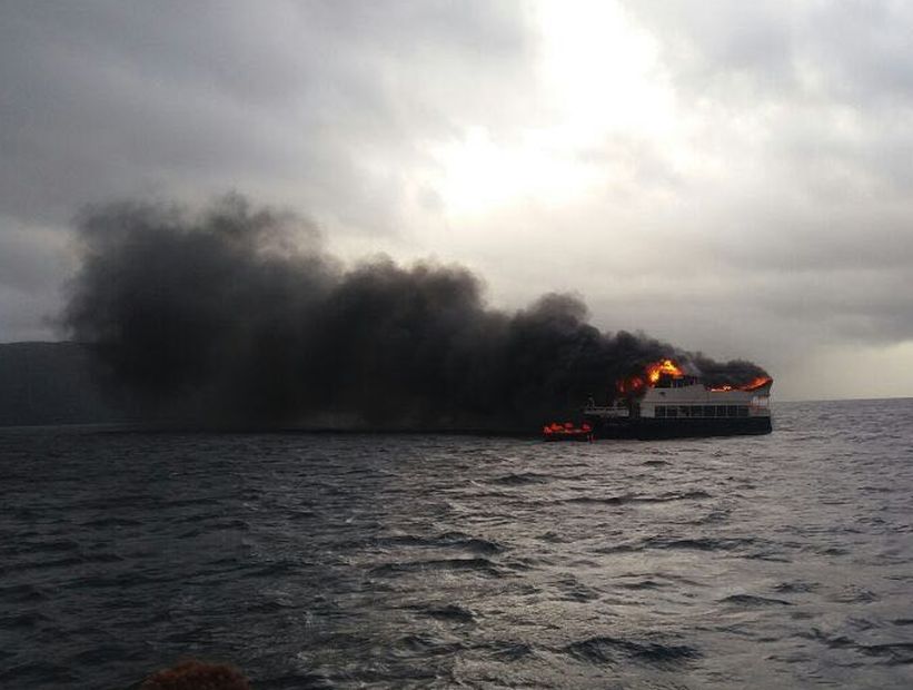 Armada rescató a 31 ocupantes de barco que se incendió en Aysén