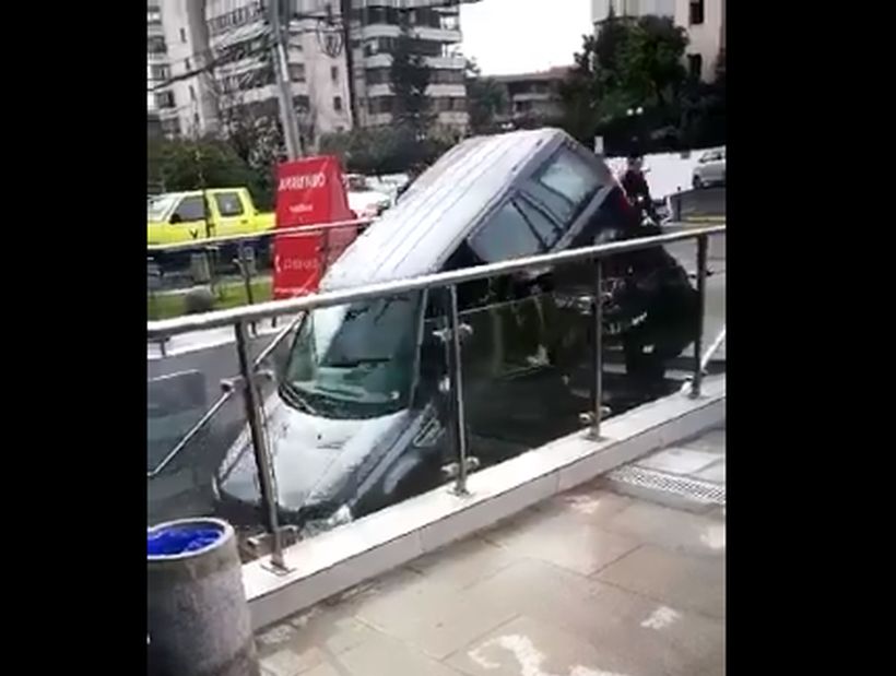[VIDEO] Mujer confundió escaleras con un estacionamiento en Vitacura