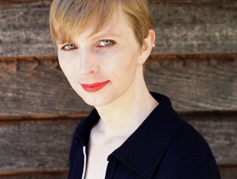 Chelsea Manning, condenada por filtrar documentos de Wikileaks, posó para Vogue en traje de baño