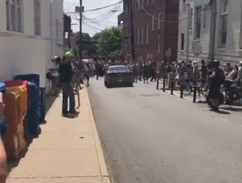 Impactante video captó el momento cuando un auto atropelló a manifestantes en Estados Unidos