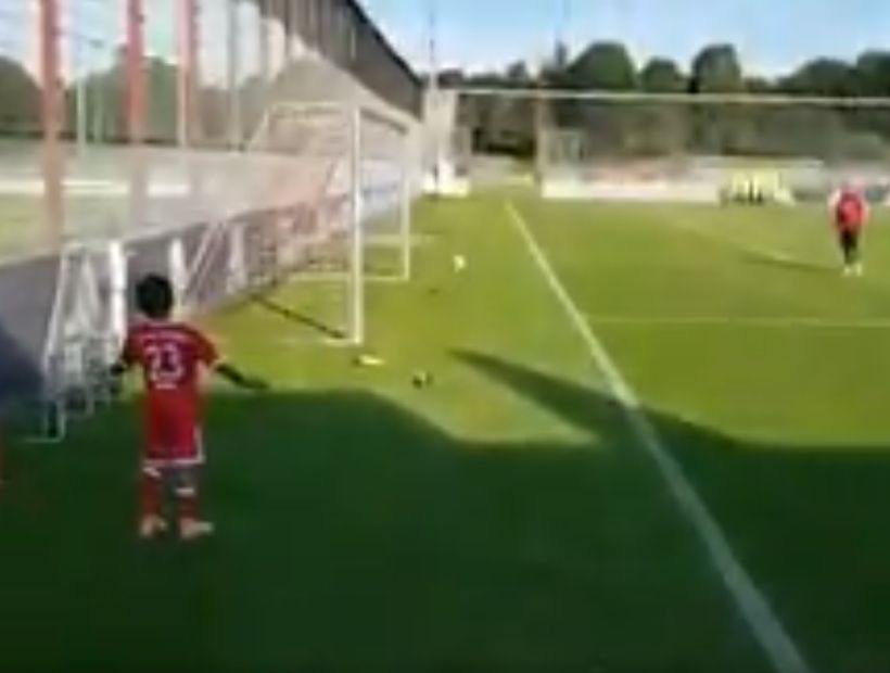 [VIDEO] Hijo de Arturo Vidal se lució marcando un 