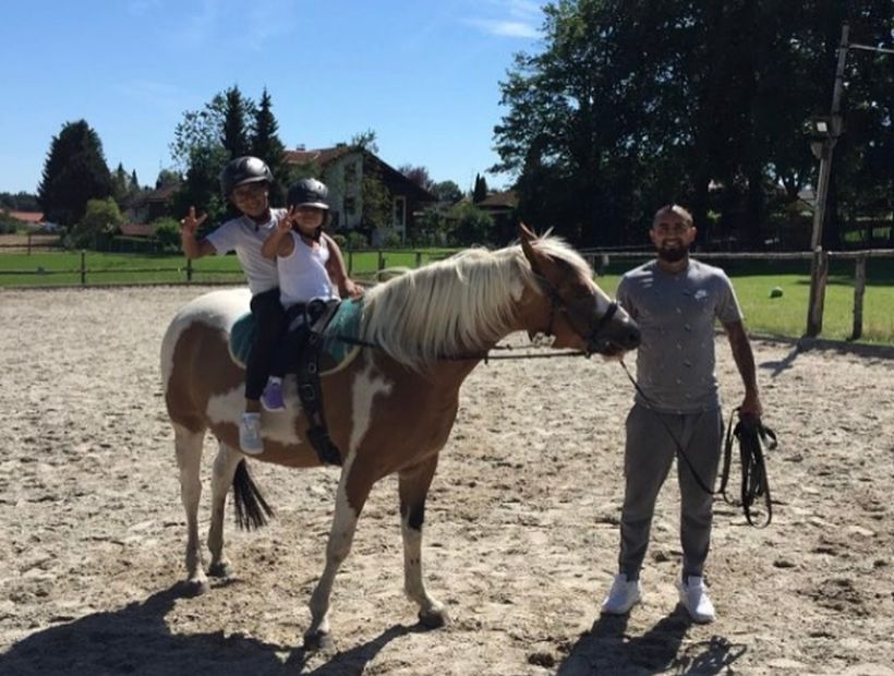 Arturo Vidal tiene a sus hijos en clases de equitación: 