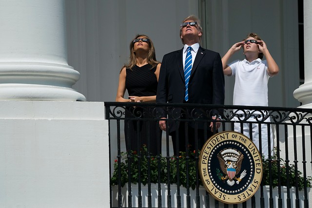 Las reacciones de la imagen de Trump junto a Melania y su hijo viendo el eclipse