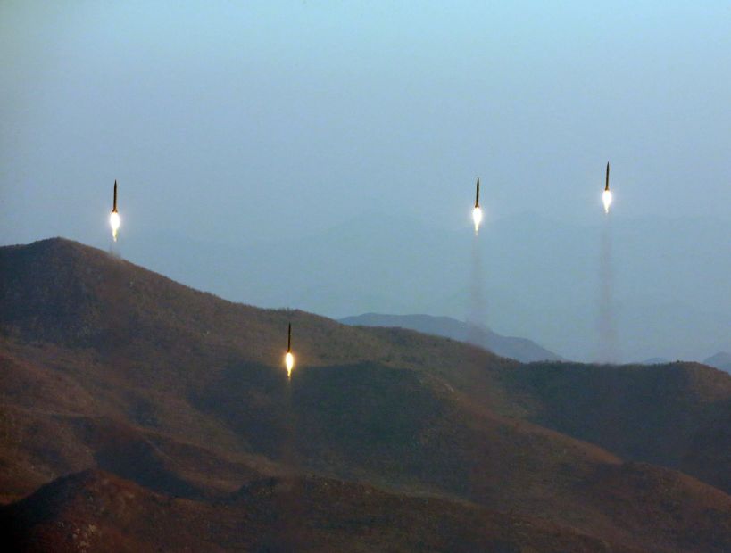 Corea del Norte lanzó tres misiles balísticos al mar de Japón