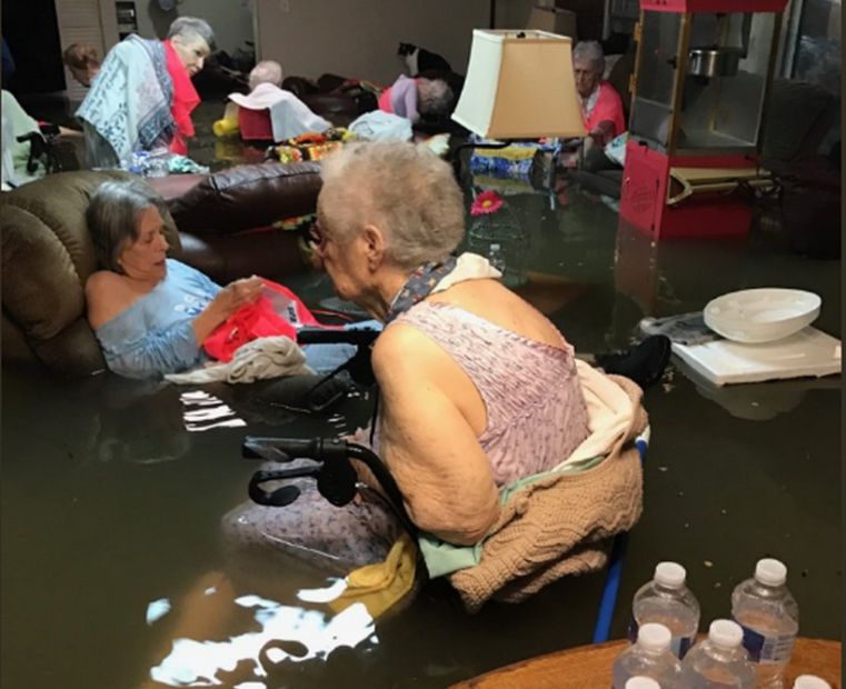 Conmovedora imagen de abuelitos anegados por paso de huracán se volvió viral y permitió rápido rescate