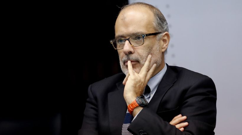 El ministro Rodrigo Valdés está en La Moneda en medio de los rumores de renuncia al Gobierno