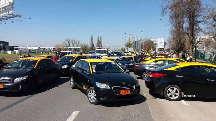 Taxistas bloquean el tránsito en el aeropuerto de Santiago en protesta contra Uber y Cabify