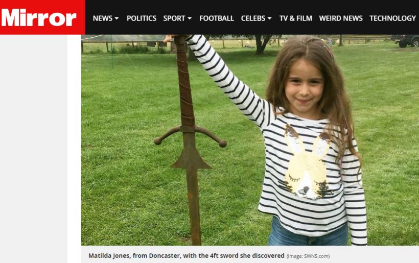 Niña de siete años encontró espada en el lago donde el rey Arturo lanzó la Excalibur