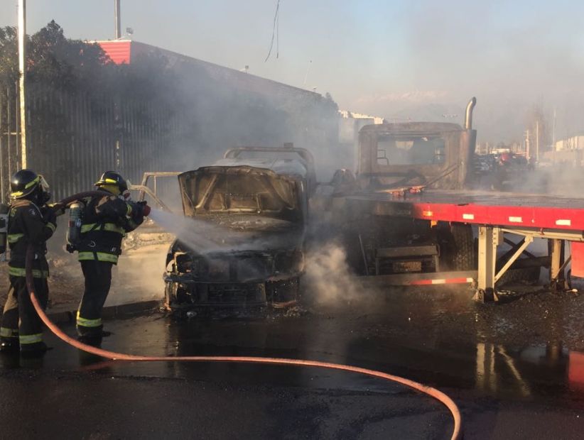 Dos camiones y un auto se incendiaron tras un choque en la Ruta 5 Norte