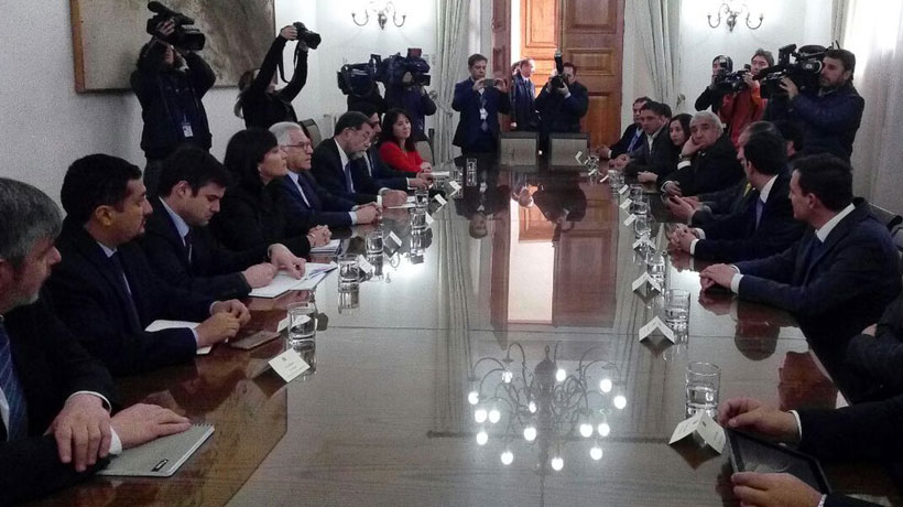Gobierno y camioneros firmaron acuerdo tras reunión en La Moneda Gobierno y camioneros firmaron acuerdo tras reunión en La Moneda