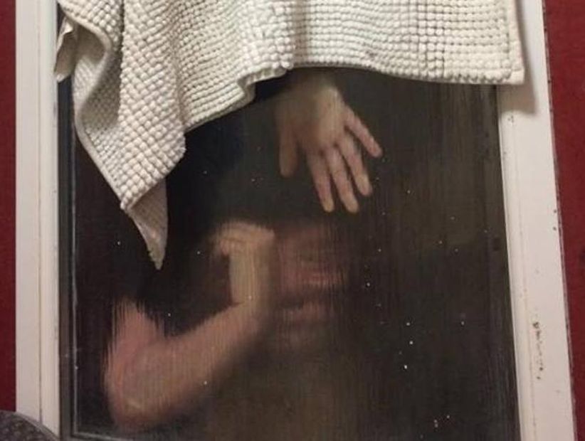Mujer quedó atrapada en una ventana en una cita Tinder al tratar de botar sus excrementos