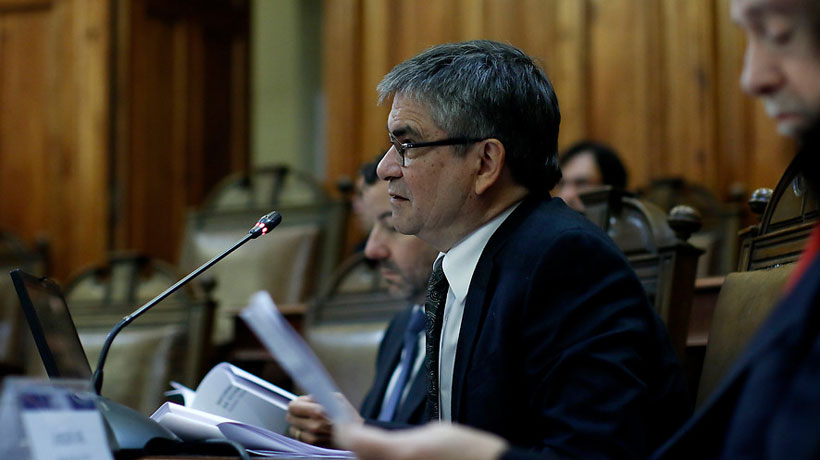 Presidente del Banco Central respondió a Piñera y dijo que es difícil incorporar factores políticos al crecimiento