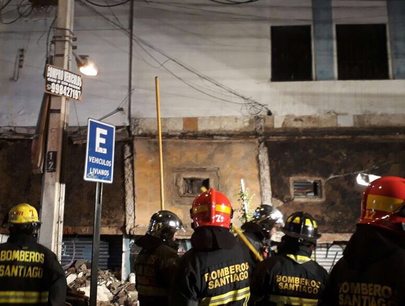 Un fallecido y un herido dejó el derrumbe de una cornisa en edificio de Santiago Centro