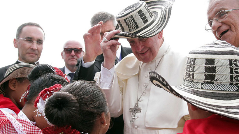 Papa Francisco bromeó y restó importancia al golpe que se dio en el papamóvil en Colombia