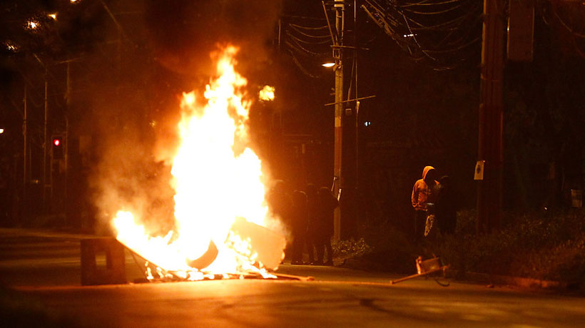 Cortes de luz, barricadas y un bus del Transantiago quemado en disturbios por el 11 de septiembre