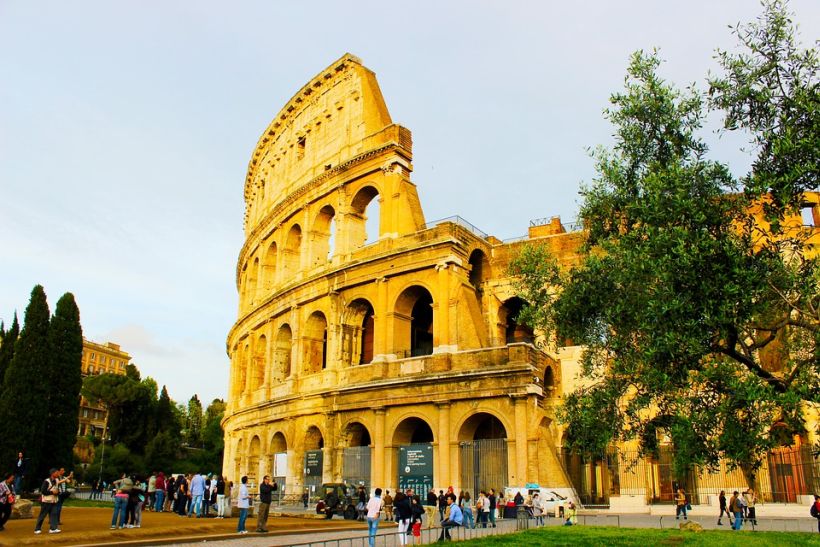 Dos chilenos fueron detenidos en Roma tras robar trozos del Coliseo