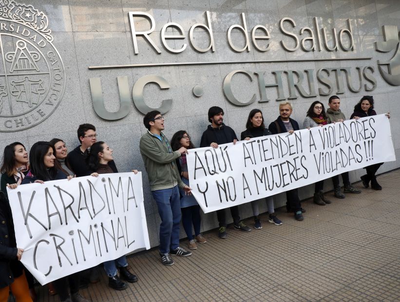 Estudiantes protestaron por la internación de Karadima en el Hospital de la UC