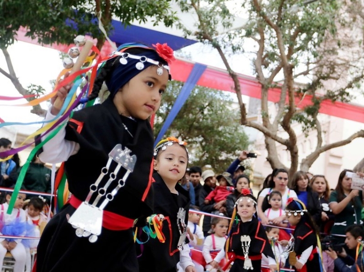 Muestra traje típico parvulitos de Calama. (Foto: John Yévenes)