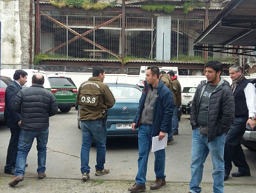 Carabineros en la sucursal del banco. (E. Vega)