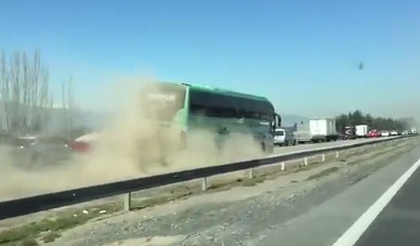 [VIDEO] Captan a bus de empresa Nilahue en arriesgada maniobra en la 5 Sur