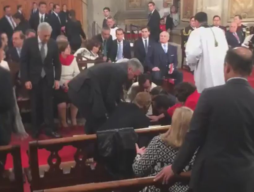Impasse en la Catedral: invitado se desmayó y Bachelet junto al cardenal lo asistieron