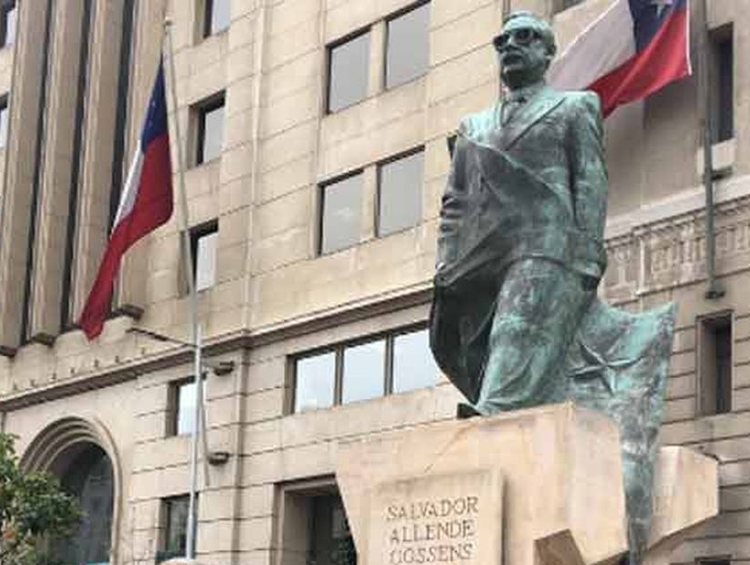 Cónsul de Chile en Melbourne fue removido tras decir que estatua de Allende 