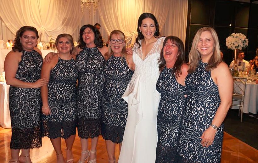 Seis mujeres fueron a una boda con el mismo vestido y no eran damas de honor
