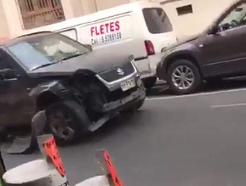 [VIDEO] Mujer condujo contra el tránsito y se subió a la vereda para evadir un control policial en Santiago
