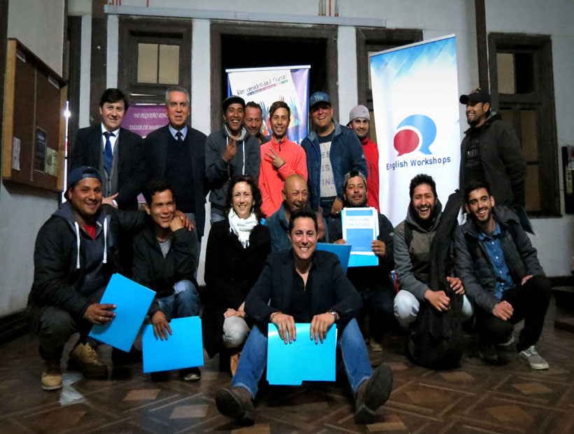 Estudiantes de la UPLA enseñan inglés a lancheros del Muelle Prat Estudiantes de la UPLA enseñan inglés a lancheros del Muelle Prat