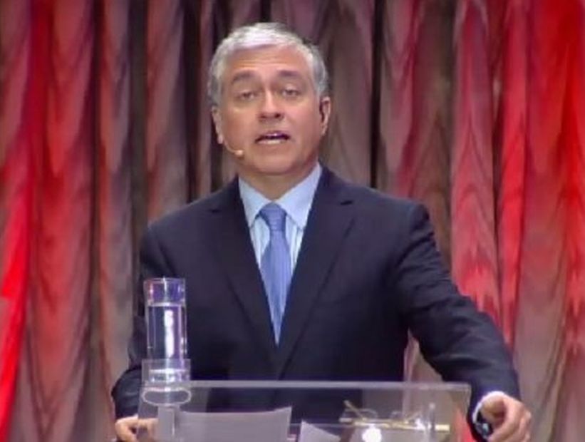 [VIDEO] El chascarro de Iván Valenzuela en el debate: se le quedó el micrófono abierto en comerciales