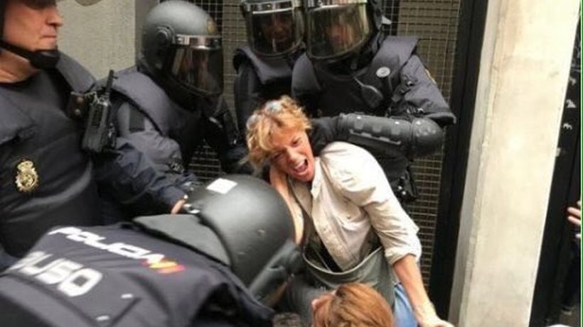 [VIDEOS] Referéndum: catalanes acusaron violenta represión en medio de la votación que ha dejado 337 heridos