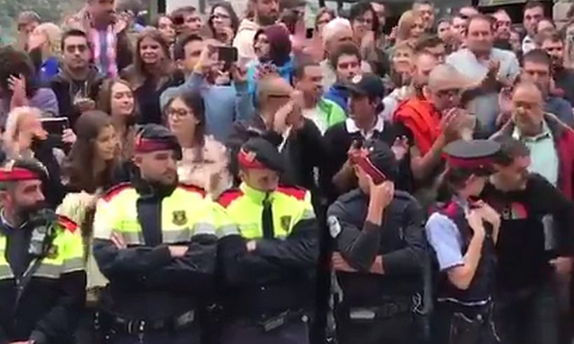 [VIDEO] El conmovedor llanto de la policía catalana por la acción de la Guardia Civil