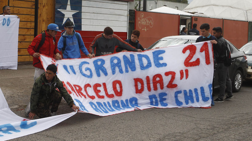 Hinchas de la Roja apoyaron a Marcelo Díaz a las afueras de Pinto Durán