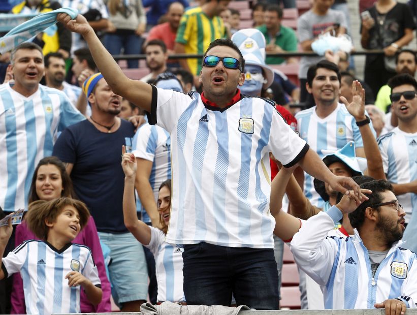 No solo a Chile: FIFA multa a Argentina por cantos homofóbicos de sus hinchas