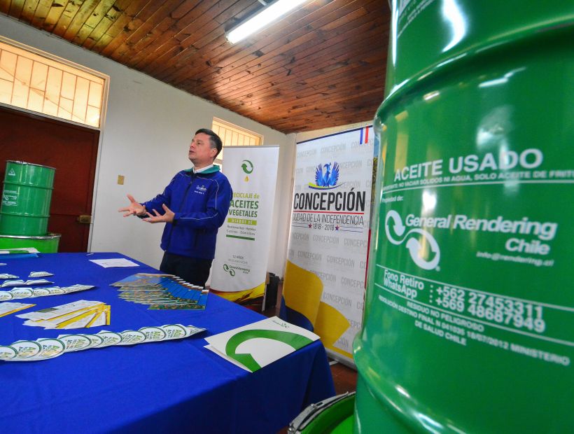 Vecinos de Concepción recibieron contenedores para reciclar aceite domiciliario y transformarlo en biodiesel