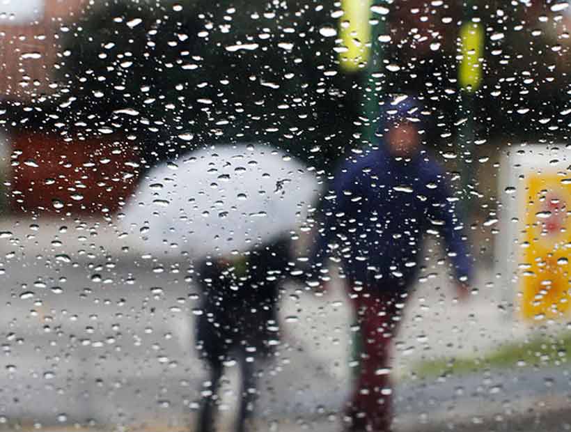 Intensas lluvias provocaron cortes de luz y anegamientos en Santiago