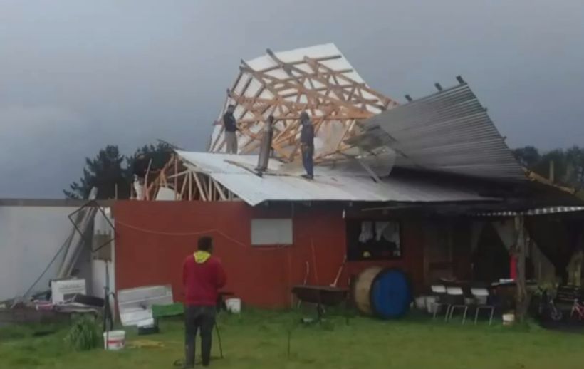 Fuerte ráfaga de viento arrasó con el techo de una vivienda en Villarrica