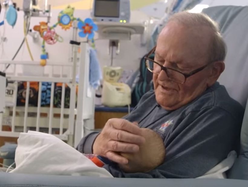 [VIDEO] Abuelo que cuida bebés prematuros en hospital de Atlanta enterneció las redes sociales