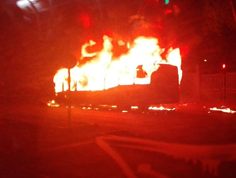 Encapuchados quemaron un bus del Transantiago en Ñuñoa