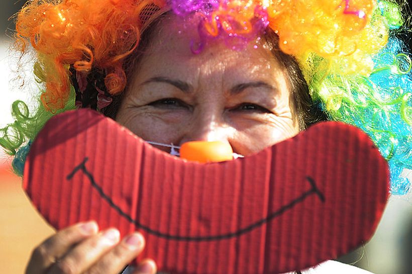 El 64% de chilenos se declara feliz, aunque el 61% cree que país no avanza
