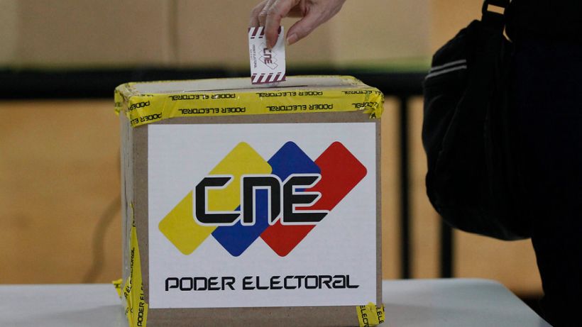 Venezolanos votan a ritmo lento en unas regionales marcadas por retrasos
