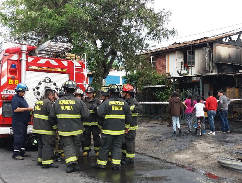 Incendio afecta a varias viviendas en Macul