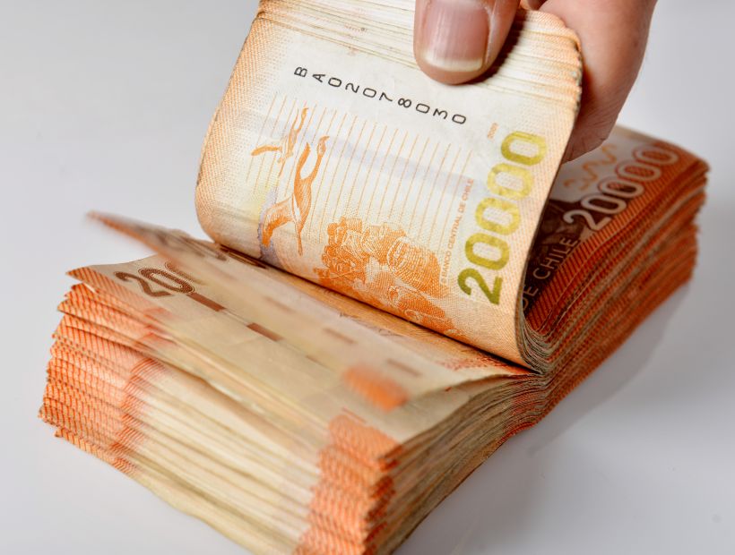 Chilenos toman resguardos y aumentan en 16% su ahorro bancario