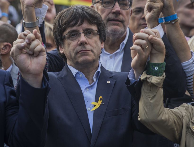 Puigdemont convocó al Parlamento catalán para responder al anuncio de Madrid