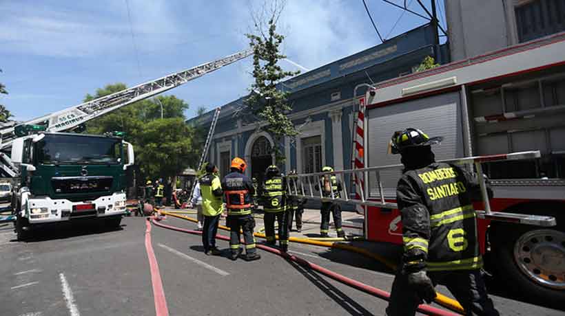 Un incendio afectó a sede de la Utem en Santiago