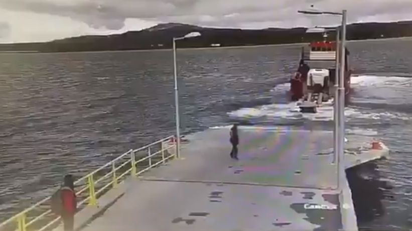 [VIDEO] Puerto Natales: camión que llevaba una retroexcavadora cayó al agua desde una barcaza