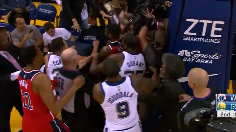 [VIDEO] Monumental pelea marcó caliente partido de la NBA
