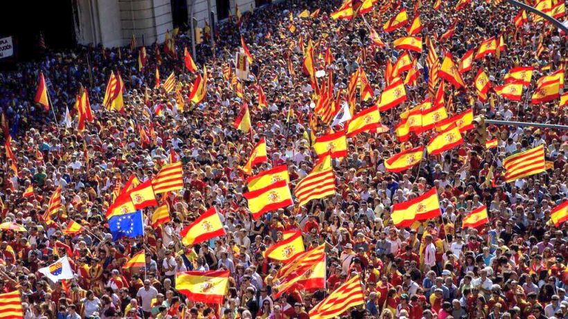 [VIDEO] Masiva manifestación en Barcelona contra los independentistas catalanes