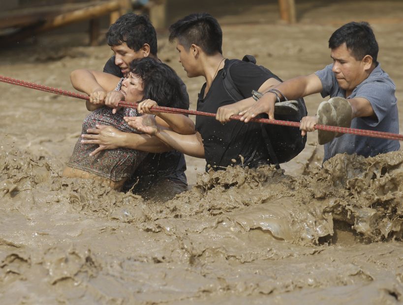 Comenzó a llegar ayuda para la zona inundada de Perú