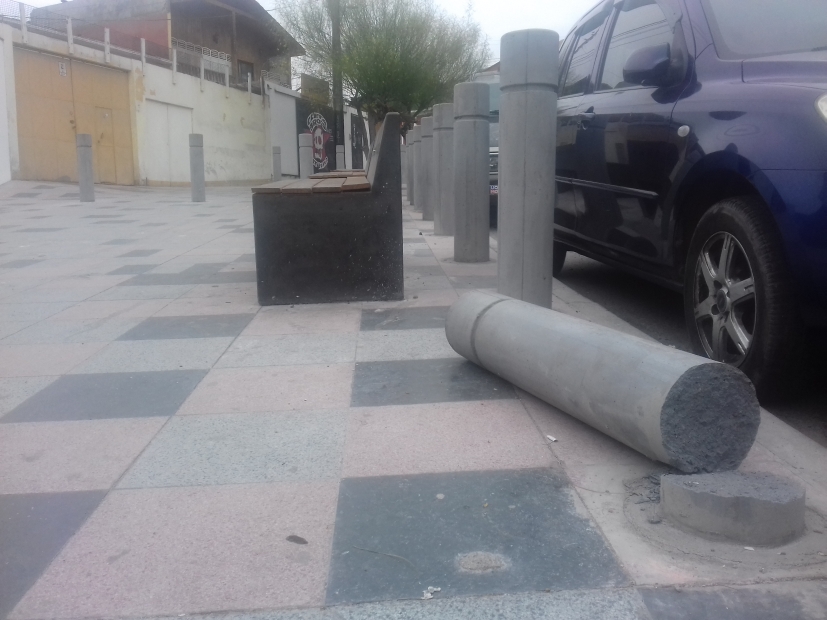 Aún no finalizan trabajos en aceras y los bolardos siguen siendo derribados